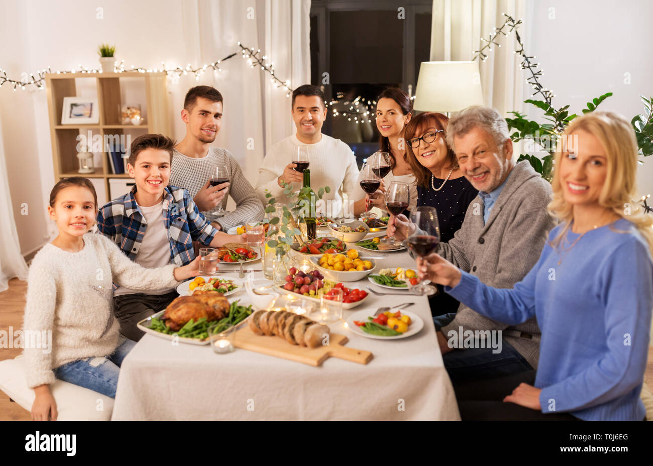 La famiglia felice con cena a casa Foto Stock