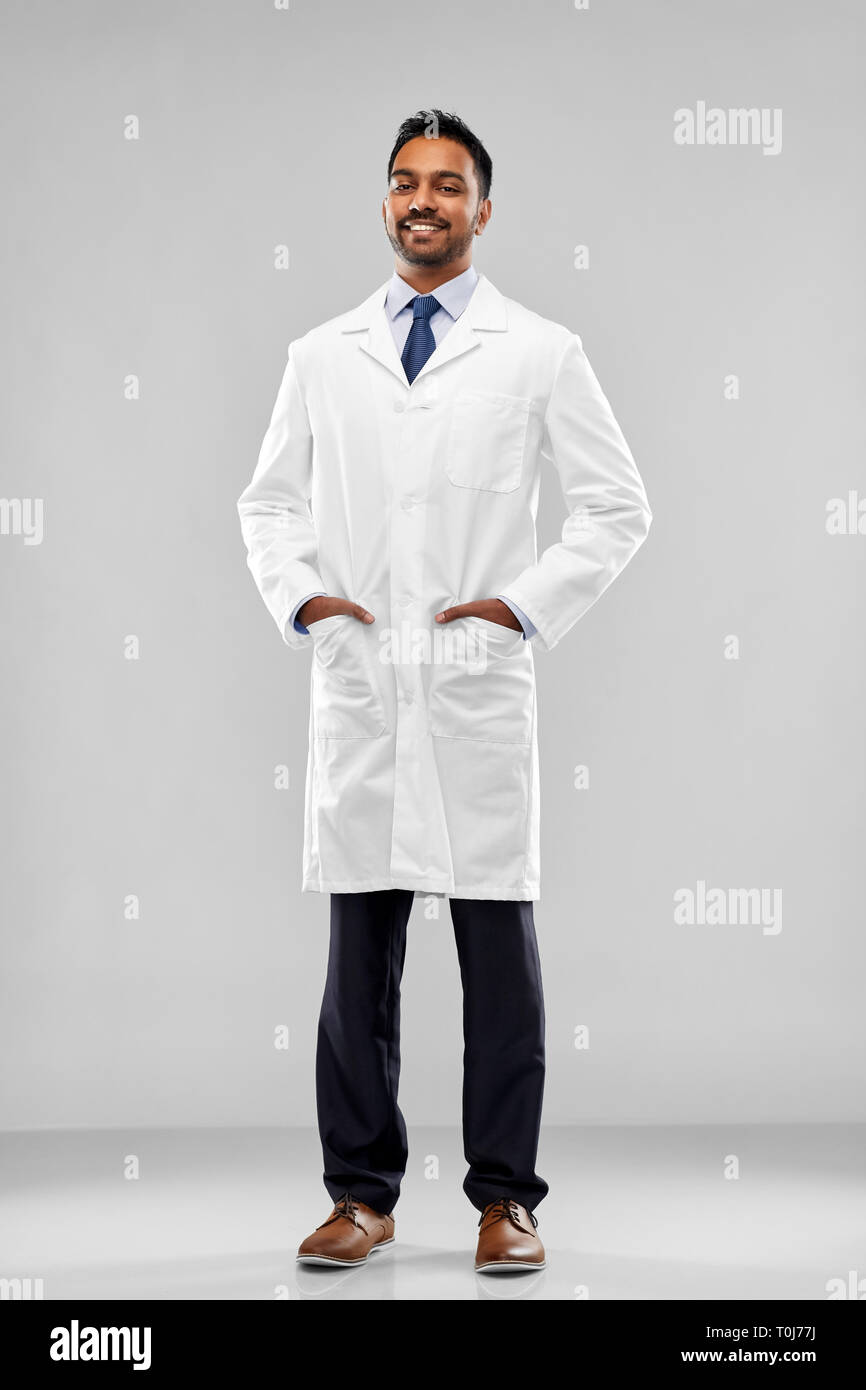 Maschio sorridente medico o scienziato in camice bianco Foto Stock