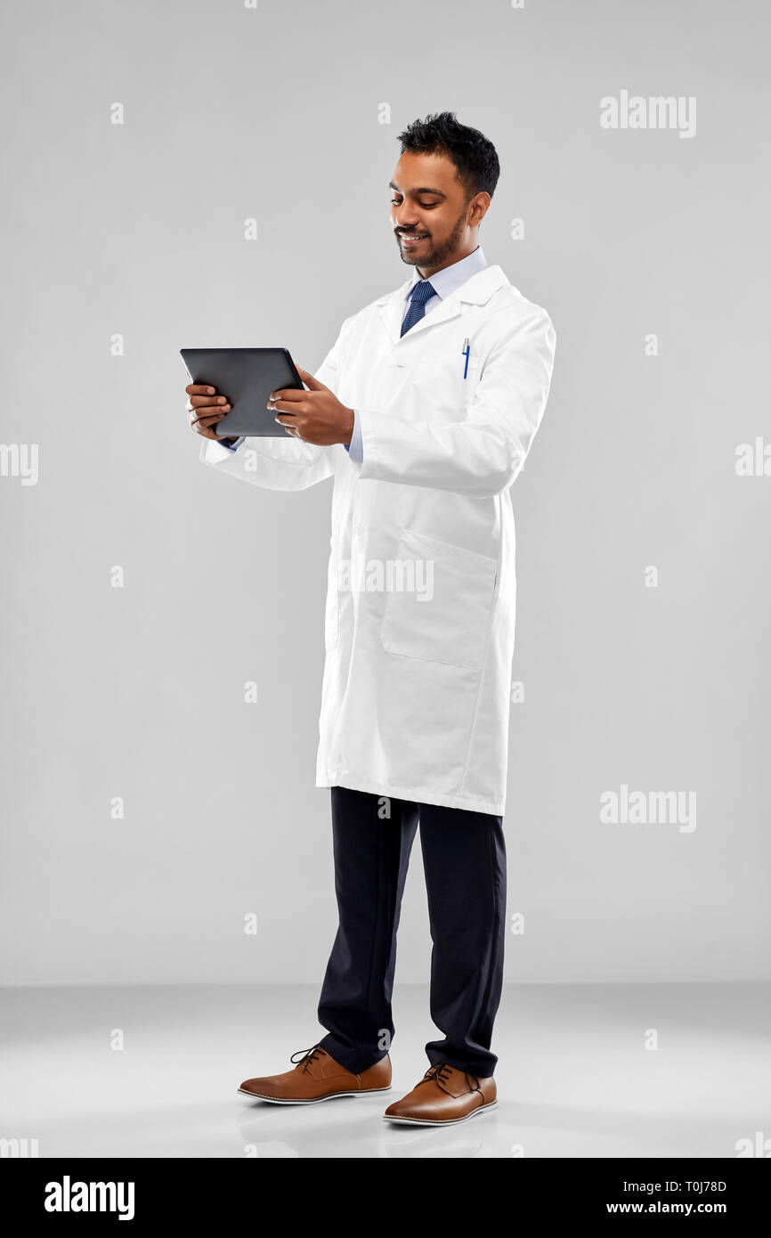 Indian medico o scienziato con computer tablet Foto Stock