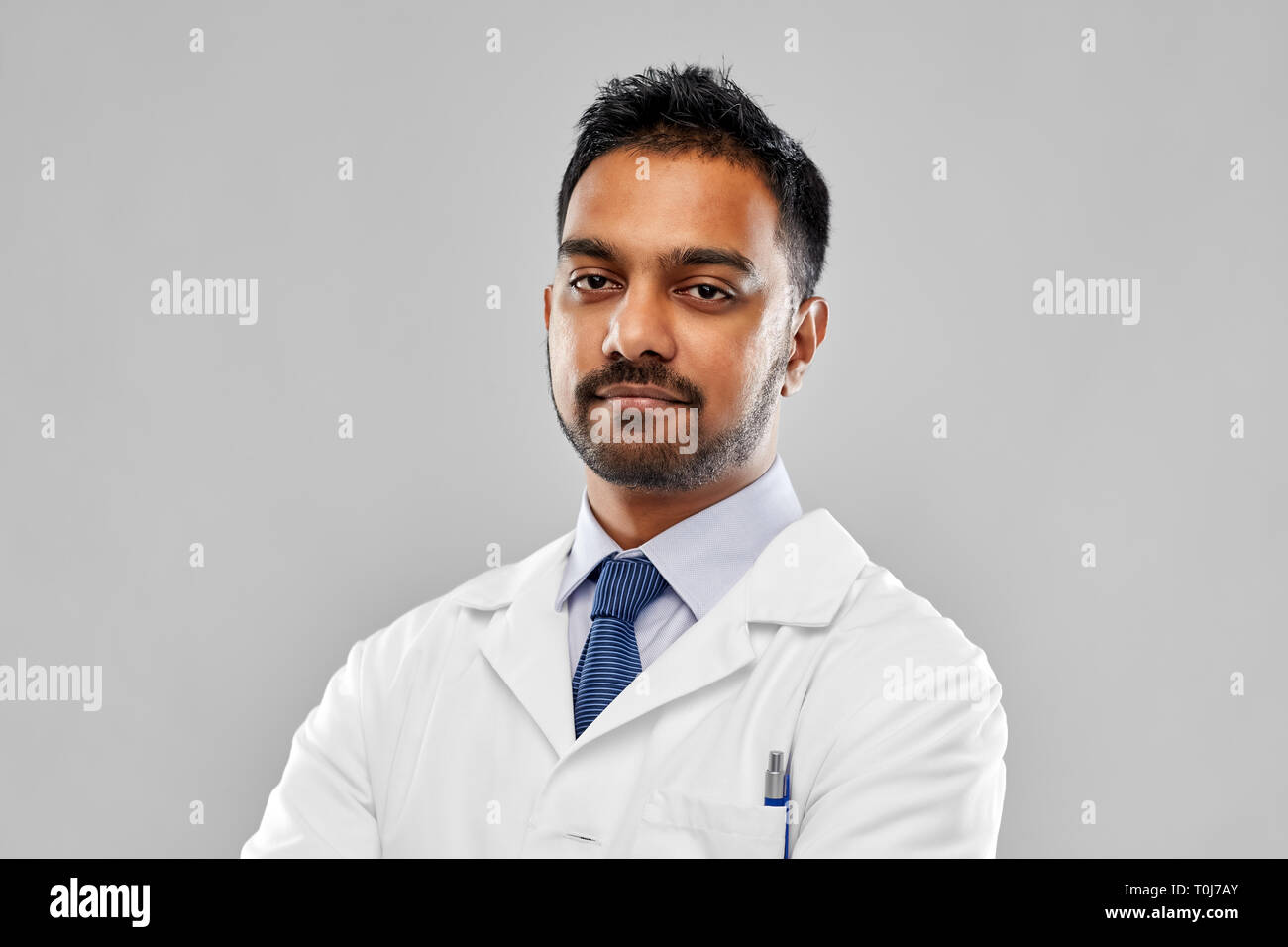 Indian medico o scienziato in camice bianco Foto Stock