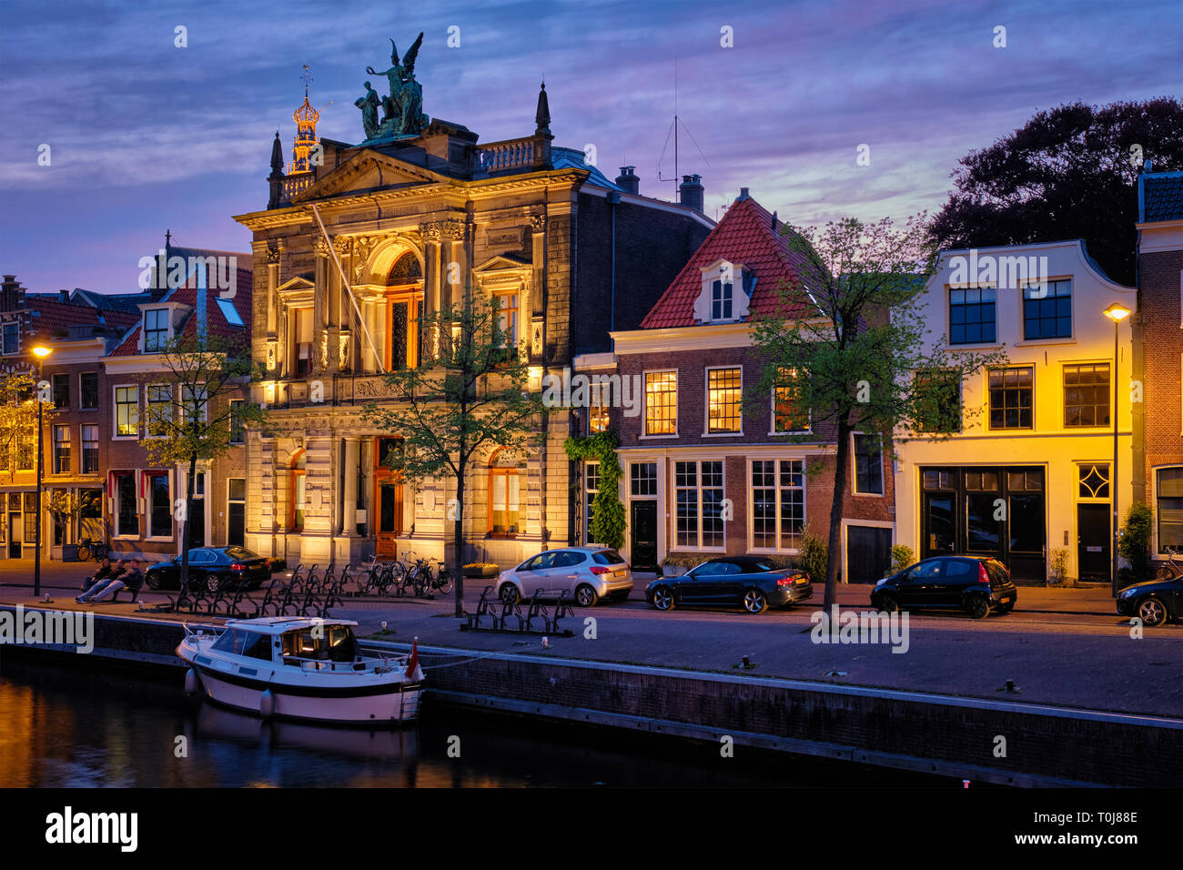 Canal e case di sera. Haarlem, Paesi Bassi Foto Stock