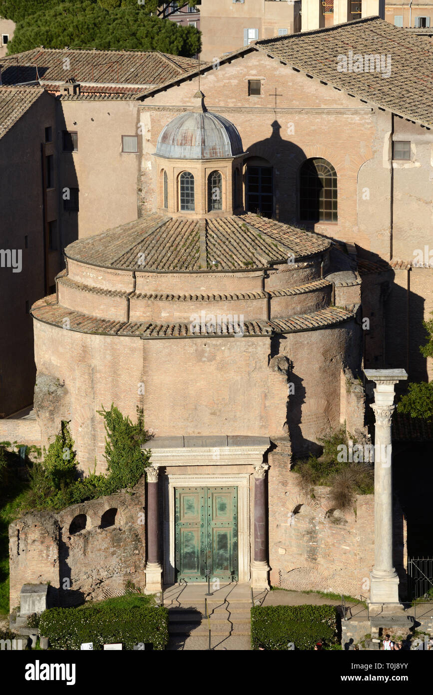 Tempio circolare di Romolo AD 307, convertito alla chiesa dei Santi Cosma e Domiano in 527, sulla Via Sacra, o via Sacra, Foro Romano Roma Italia Foto Stock
