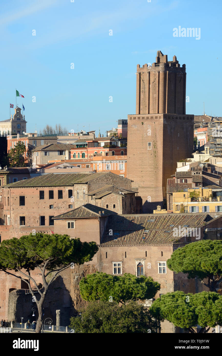 La medievale torre di difesa, costruito 1200, Torre delle Milizie o torre Militia aggiunto al precedente i Mercati di Traiano complessi e il Foro di Traiano Roma Italia Foto Stock
