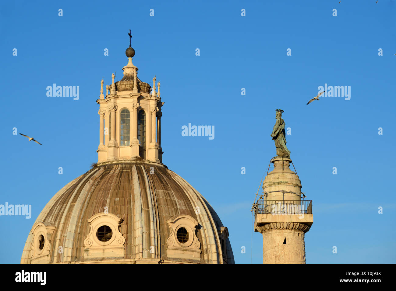 Lanterna del tetto, Torre del tetto, cupola o lucernario sulla cupola della chiesa di Santa Maria di Loreto (1507) & Colonna di Traiano (AD113) su Piazza Venezia Roma Italia Foto Stock