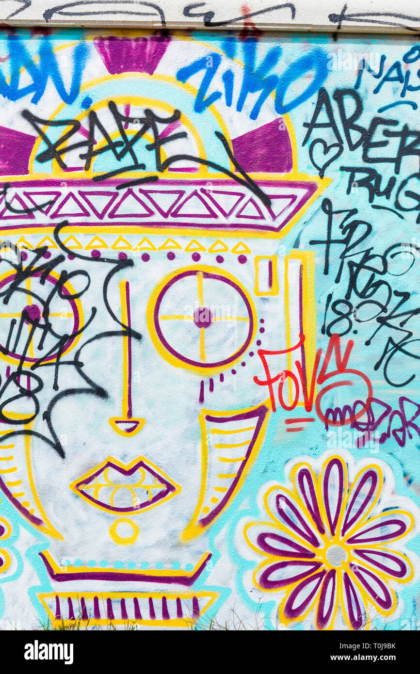 I graffiti sulla parete parete Graffitti grafitti danni Foto Stock