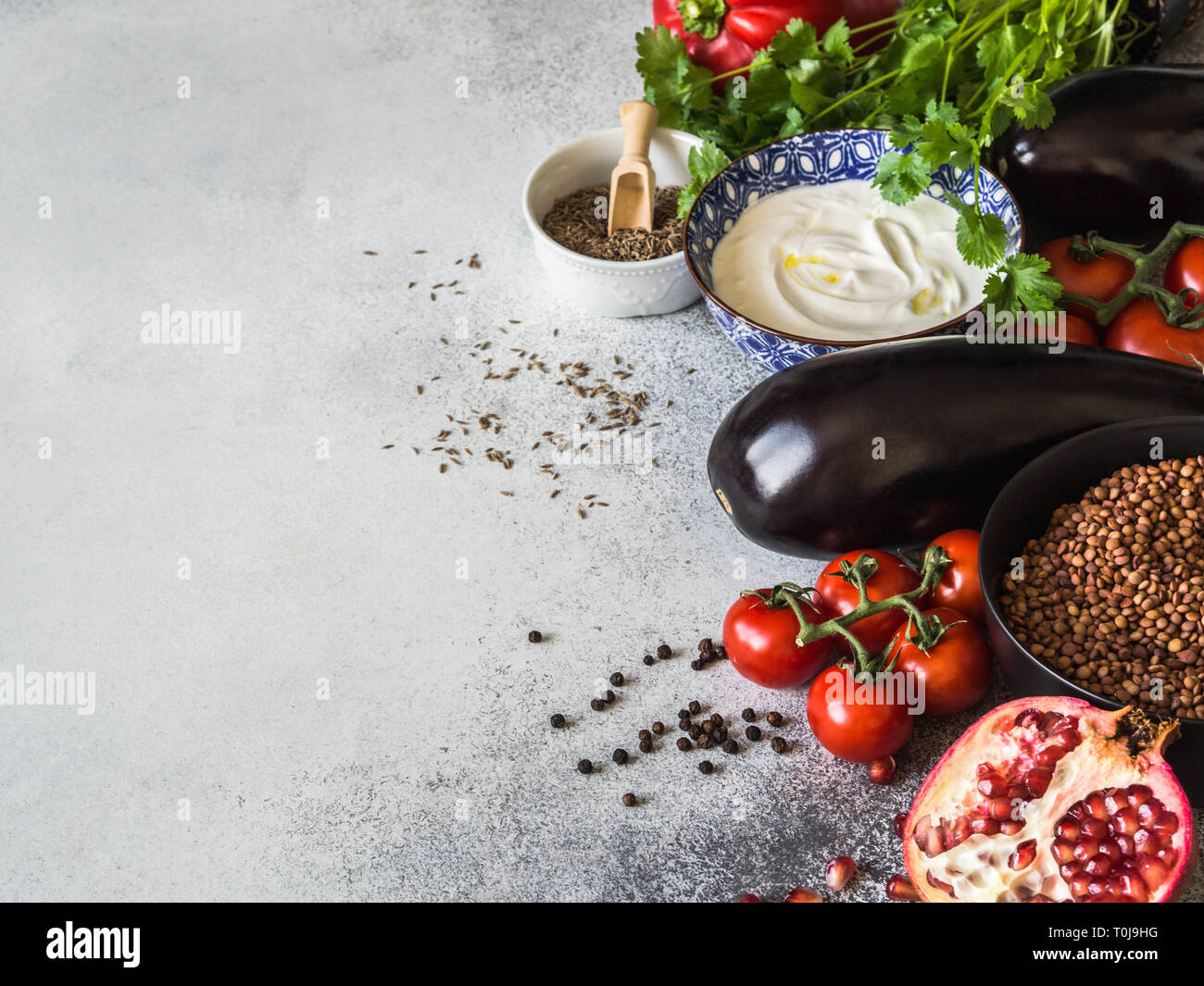 Vari ingredienti per la cottura di melanzane. Set di ingredienti per orientale o cucina caucasica. Foto Stock