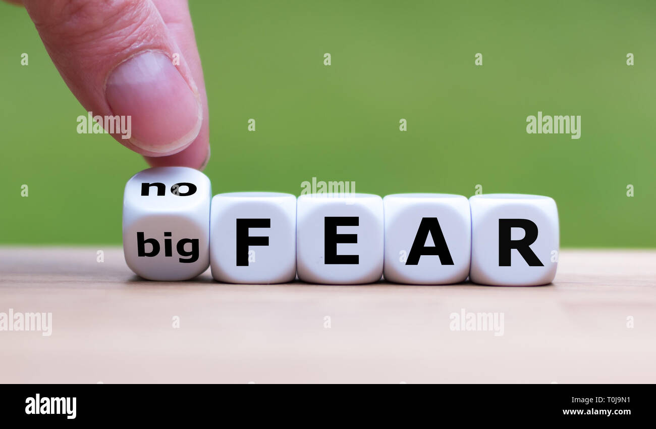 Canto diventa un dado e cambia l'espressione 'grande paura" a "nessuna paura". Foto Stock