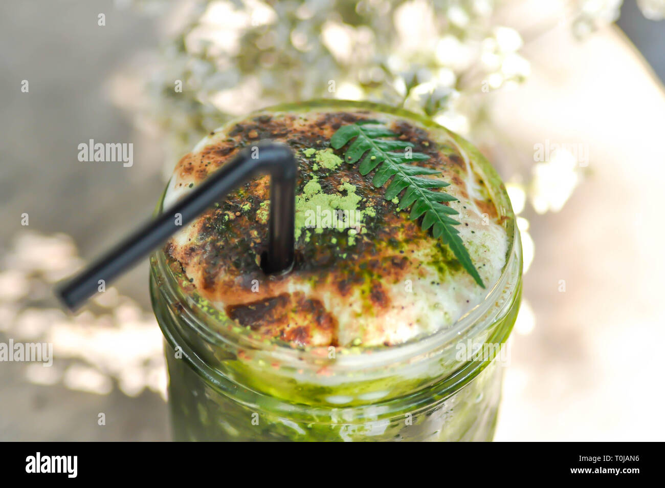 Il tè verde Matcha, il tè verde o verde tè caffè latte Foto Stock