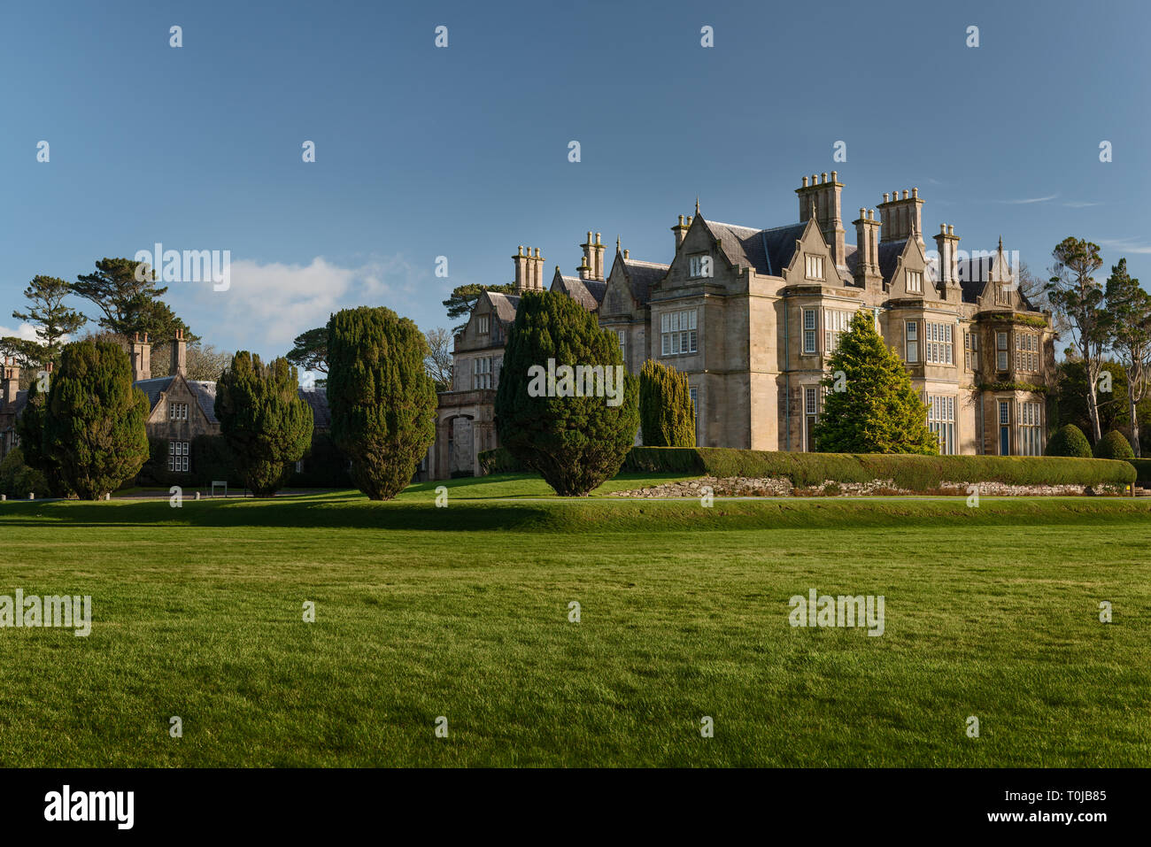 Muckross House and Gardens in un giorno di sole, simbolo del patrimonio irlandese, Killarney National Park e vista panoramica autunnale a Killarney, nella contea di Kerry, Irlanda Foto Stock