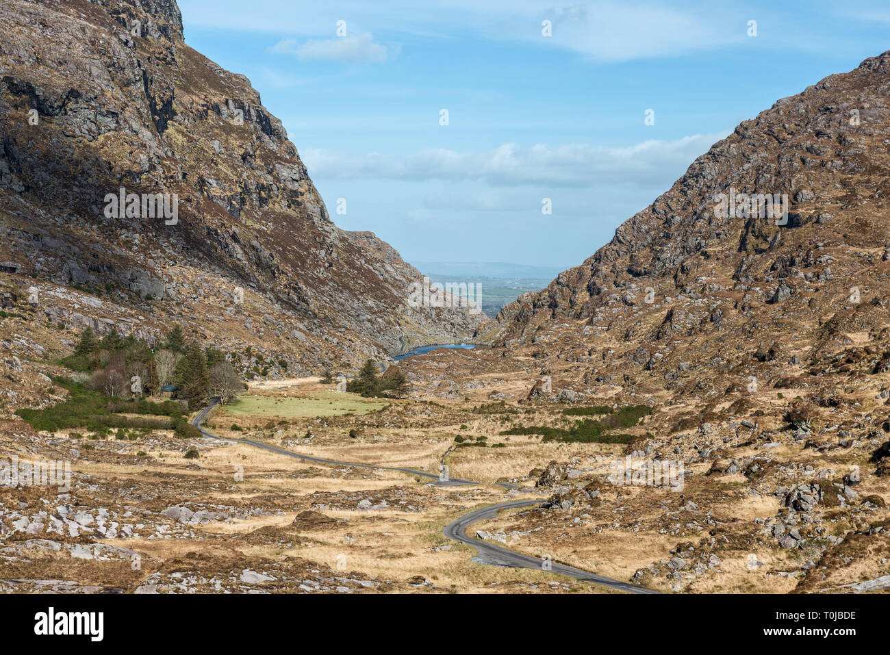 Paesaggio irlandese di Gap of Dunloe vista panoramica generale guardando verso sud come visto dalla testa vicino Killarney, County Kerry, Irlanda Foto Stock