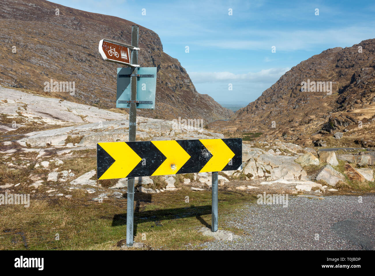 Segnale stradale al Head of the Gap come punto più alto e panoramica del paesaggio per il Gap of Dunloe vicino a Killarney, County Kerry, Irlanda Foto Stock
