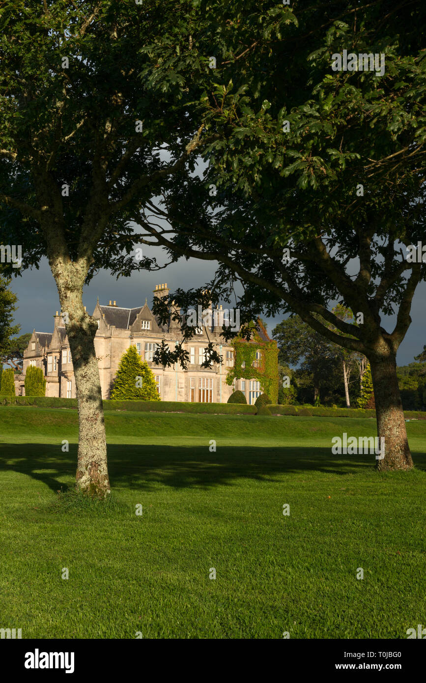 Muckross House and Gardens vista generale come sito storico e punto di riferimento irlandese nel Parco Nazionale di Killarney, County Kerry, Irlanda Foto Stock