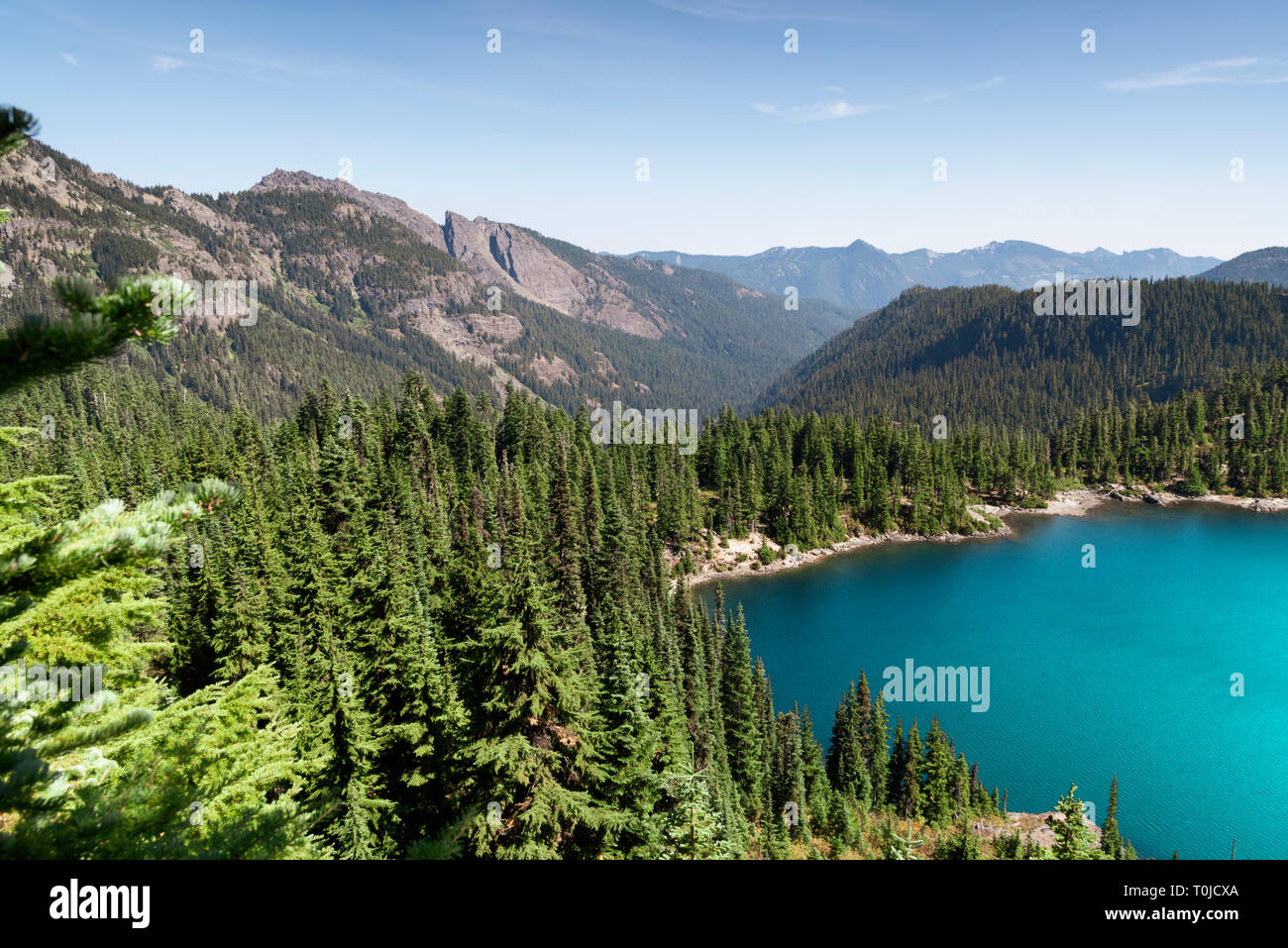 Incontaminato lago alpino dal sentiero alto sopra. Foto Stock