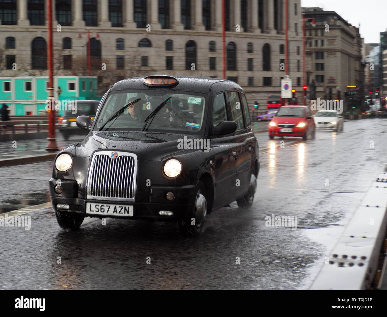 In taxi sotto la pioggia in London, England, Regno Unito Foto Stock