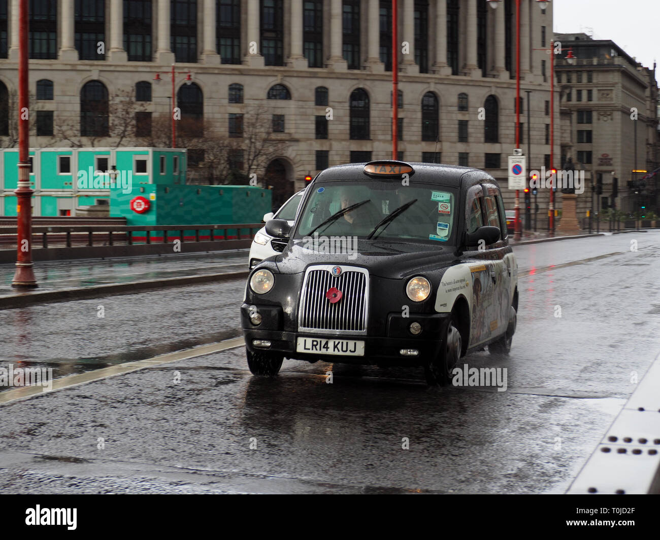 In taxi sotto la pioggia in London, England, Regno Unito Foto Stock