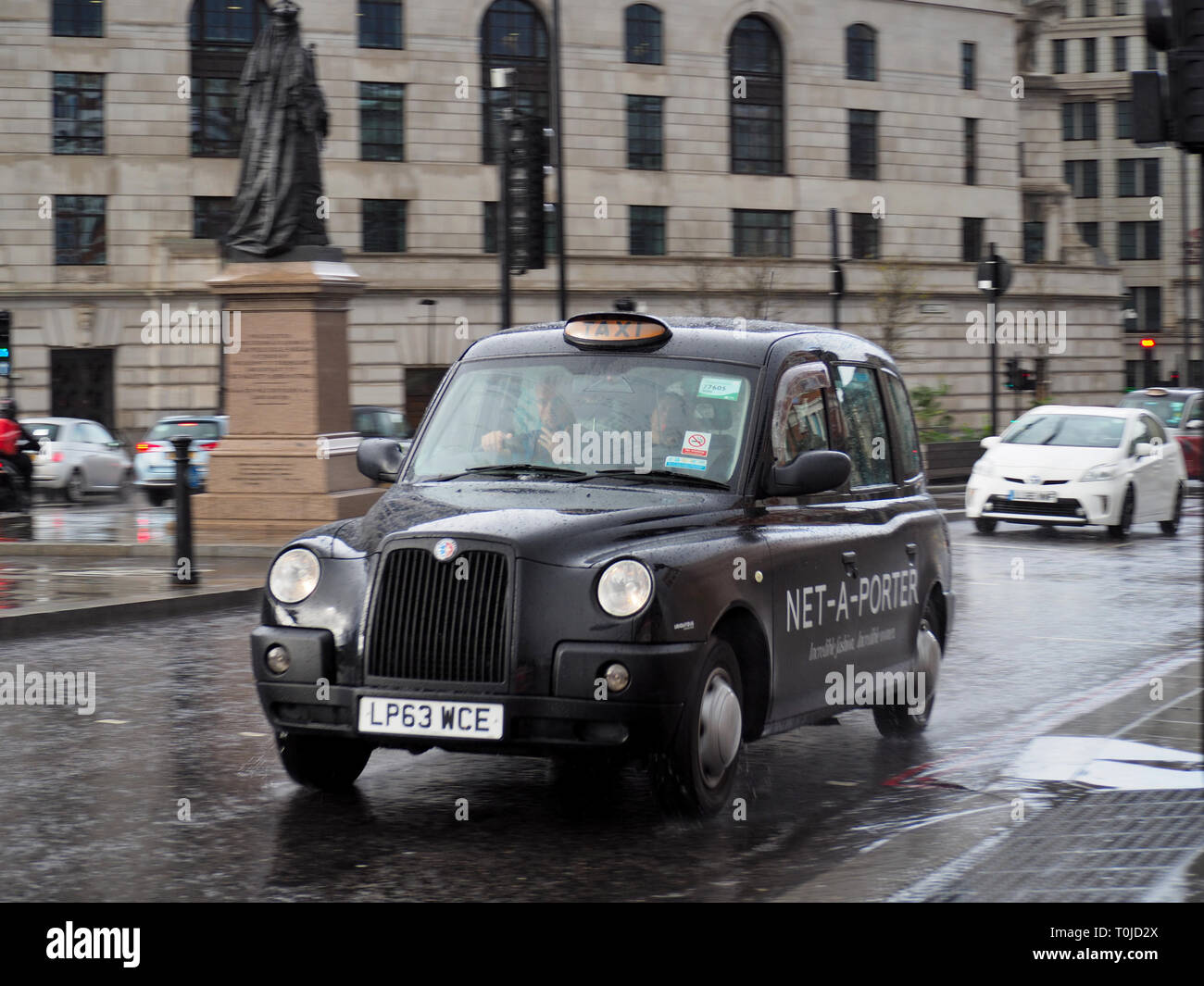 In taxi sotto la pioggia in London, England, Regno Unito Foto Stock