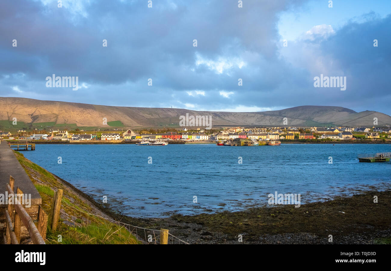 Kleiner aber bunter Ort Portmagee am Skellig Ring, Co Kerry Foto Stock