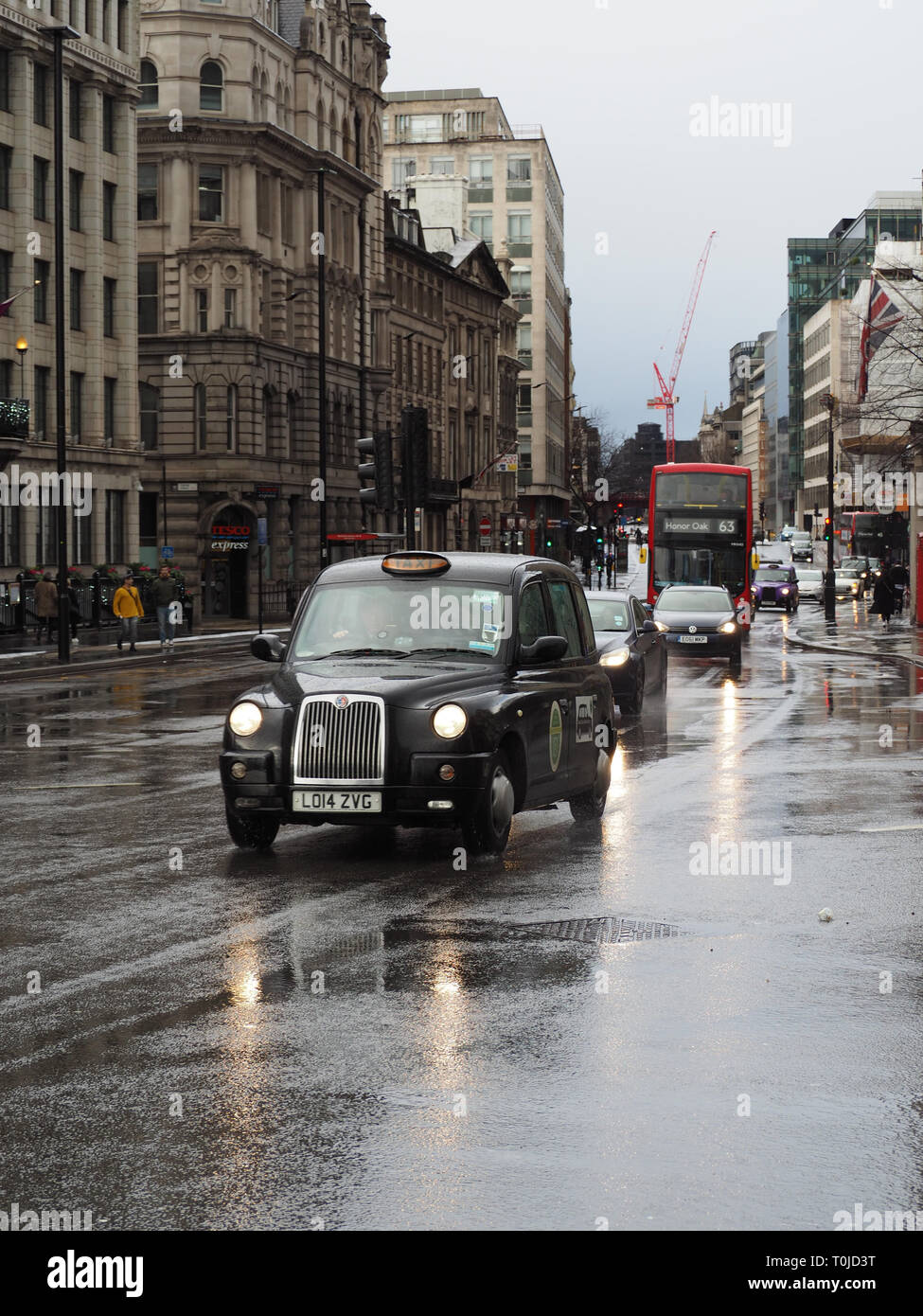 In taxi sotto la pioggia in London, England, Regno Unito Foto Stock