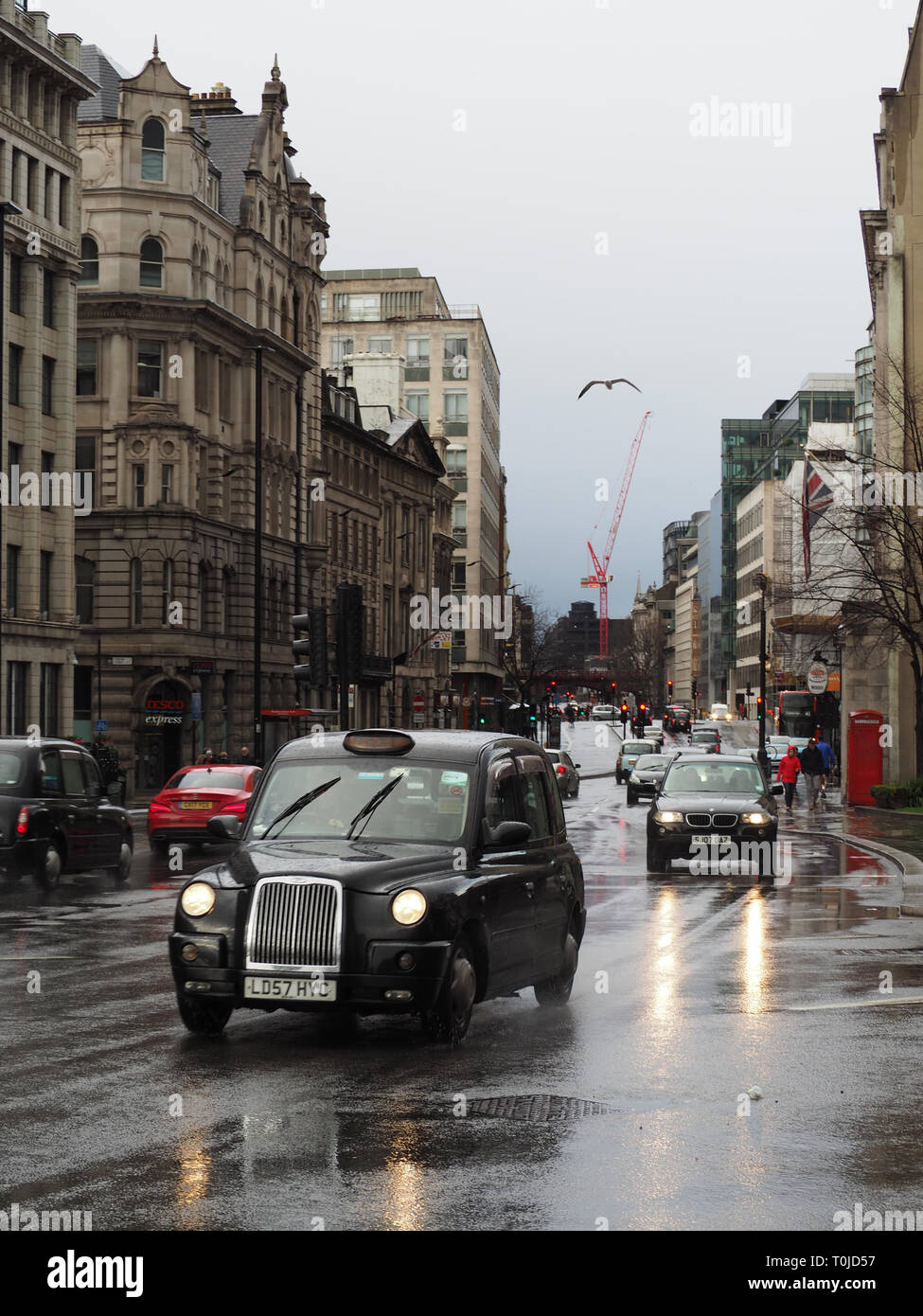 In taxi sotto la pioggia in London, England, Regno Unito Foto Stock