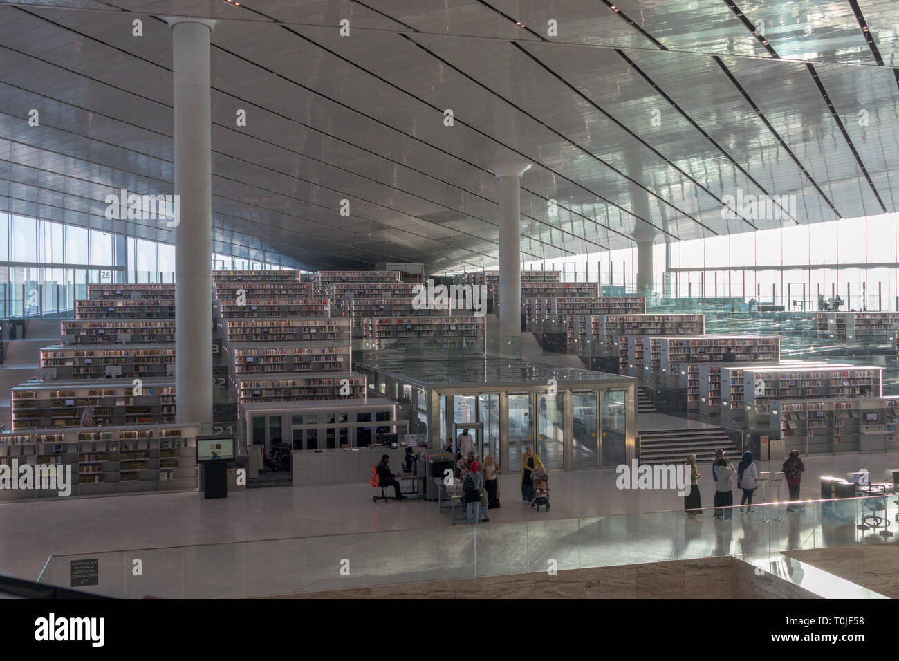 Prenota pile, Qatar edificio della Biblioteca Nazionale , la Città Educativa, Qatar, da Rem Koolhaas, 2017 Foto Stock