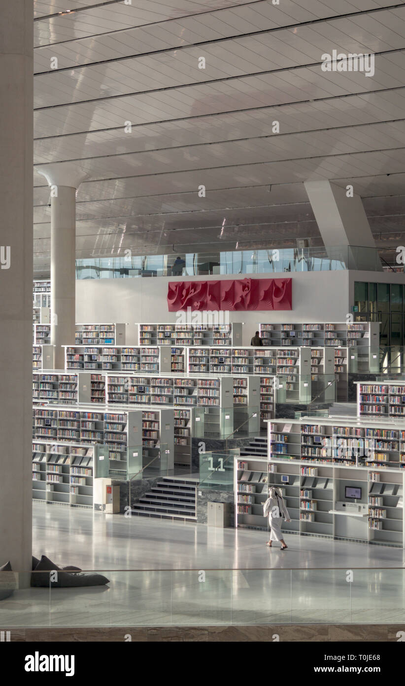 Prenota pile, Qatar edificio della Biblioteca Nazionale , la Città Educativa, Qatar, da Rem Koolhaas, 2017 Foto Stock