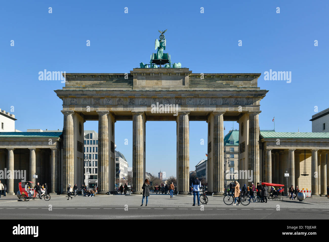 La Porta di Brandeburgo, luogo del xviii di marzo, medio, Berlino, Germania, Brandenburger Tor, Platz des 18. Maerz, Mitte, Deutschland Foto Stock