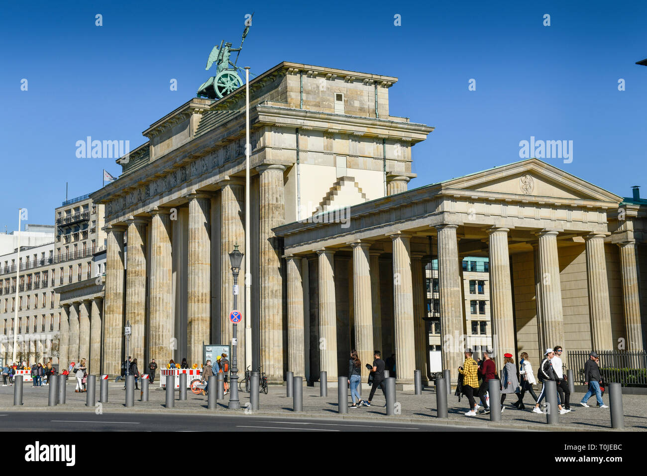La Porta di Brandeburgo, luogo del xviii di marzo, medio, Berlino, Germania, Brandenburger Tor, Platz des 18. Maerz, Mitte, Deutschland Foto Stock