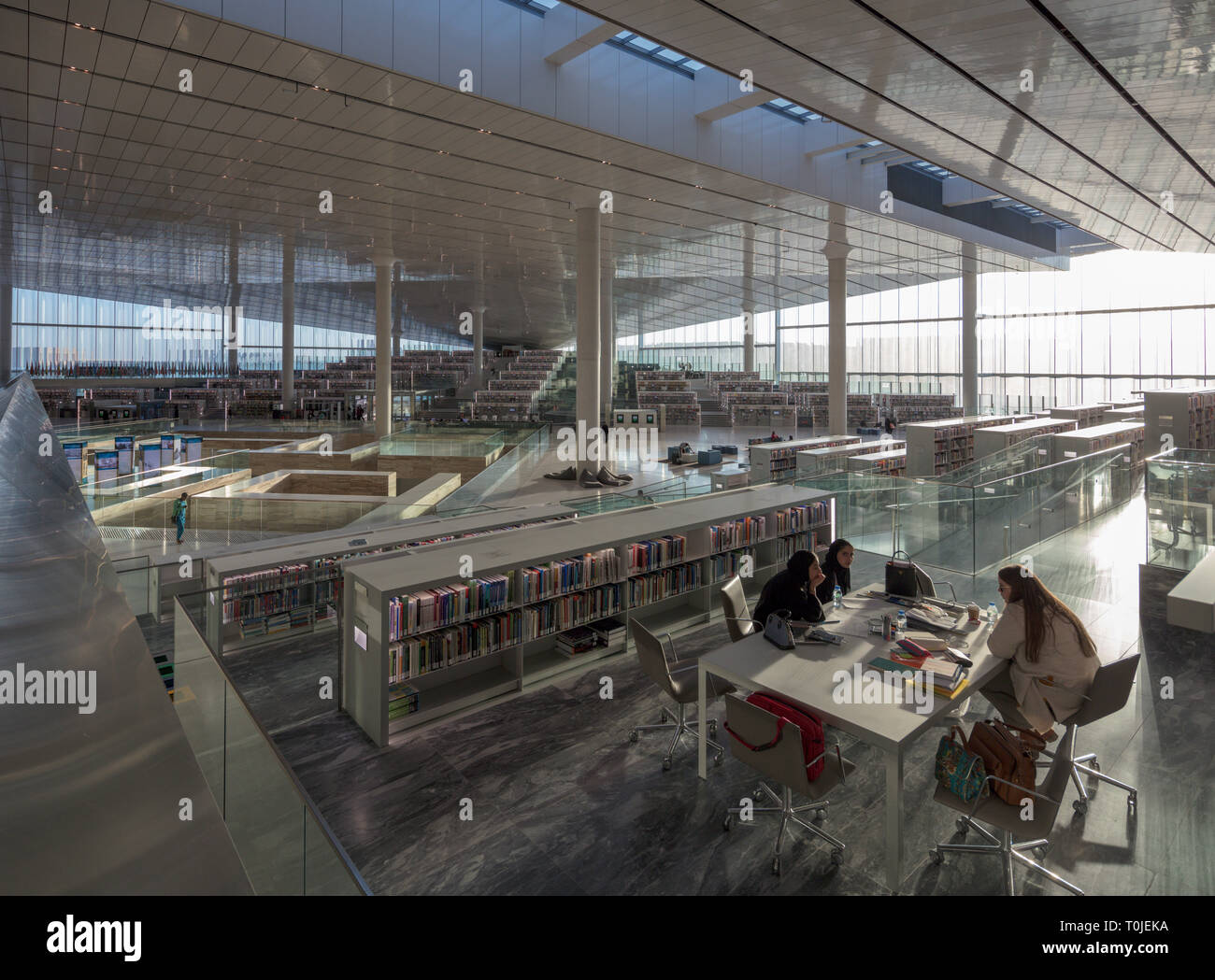 Prenota pile, Qatar edificio della Biblioteca Nazionale , la Città Educativa, Qatar, da Rem Koolhaas, 2017 Foto Stock