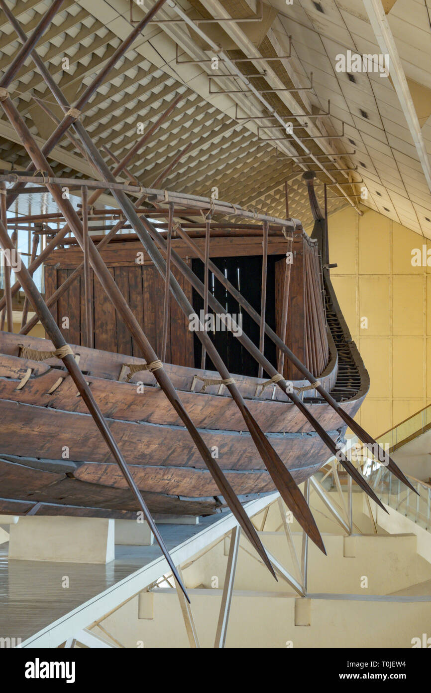 Il restaurato Khufu nave chiatta solare, accanto alla grande Piramide di Giza, il Cairo, Egitto Foto Stock