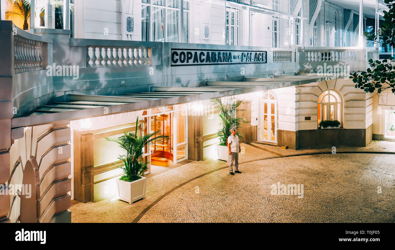 Rio de Janeiro, Brasile, 18 marzo 2019: Concierge presso extrance principale al lussuoso Copacabana Palace Belmond in Copacabana, Rio de Janeiro, Brasile Foto Stock