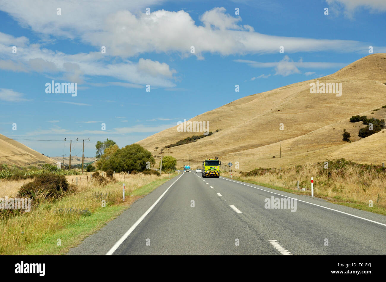 Autostrada statale 1 nella regione di Marlborough nell'Isola del Sud della Nuova Zelanda. SH1. Il traffico su strada guidando attraverso colline ondulate campagne in estate Foto Stock