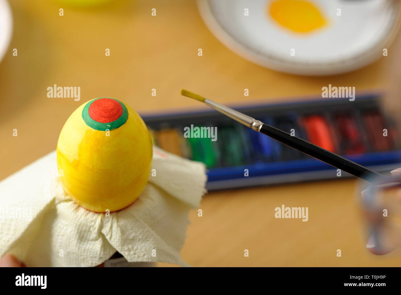 La colorazione delle uova di pasqua Foto Stock