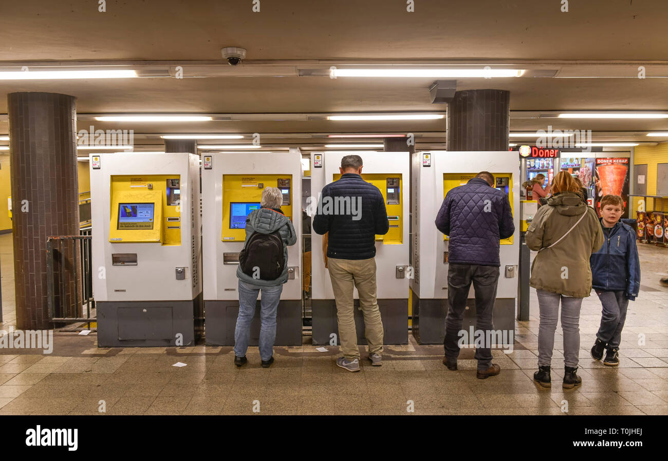 Distributori automatici di biglietti, stazione ferroviaria del giardino zoologico, Charlottenburg di Berlino, Germania, Ticketautomaten, Bahnhof Zoologischer Garten, Deutschland Foto Stock