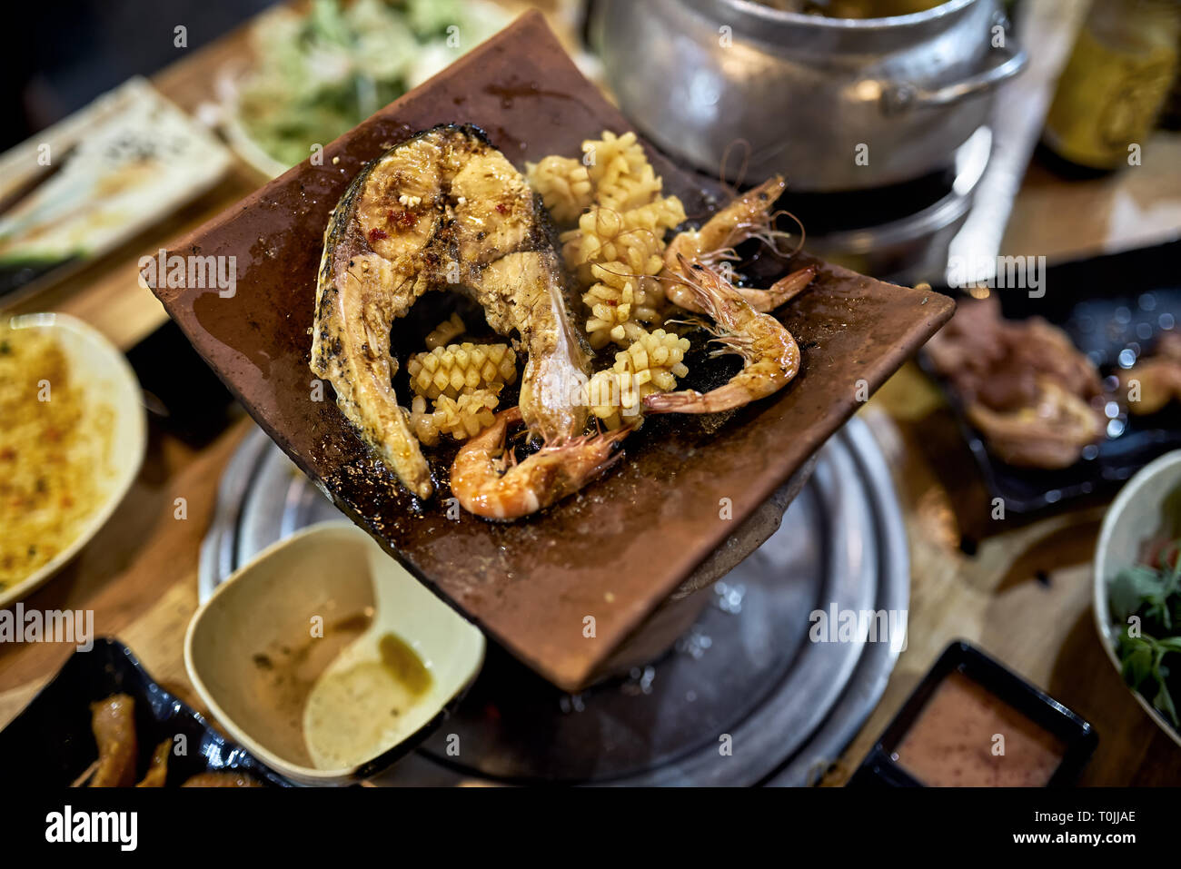 Tradizionale vietnamita hot spot ristorante con cibo vario Foto Stock