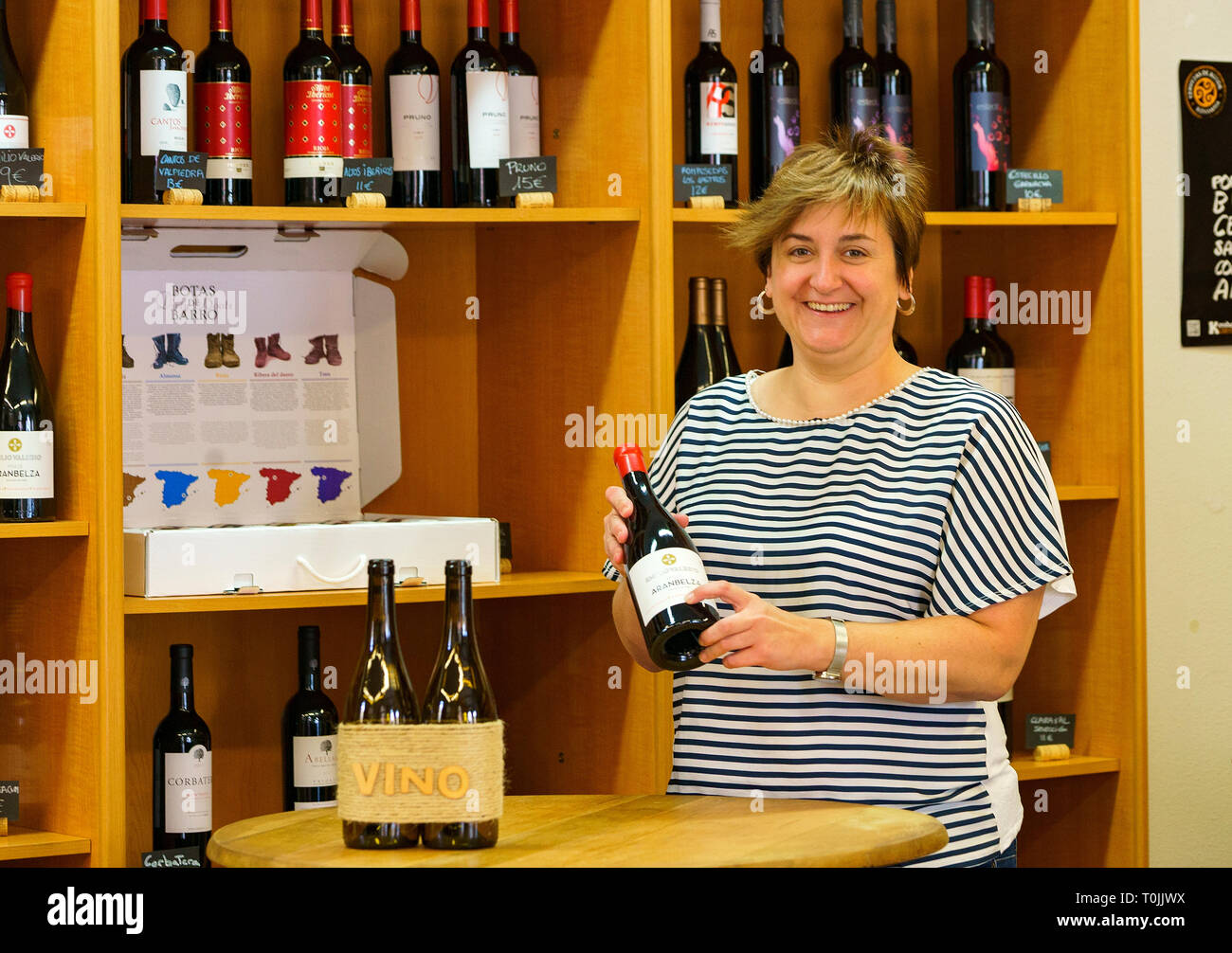 Vinoteca, negozio del vino, in Estella. La Navarra. Spagna Foto Stock