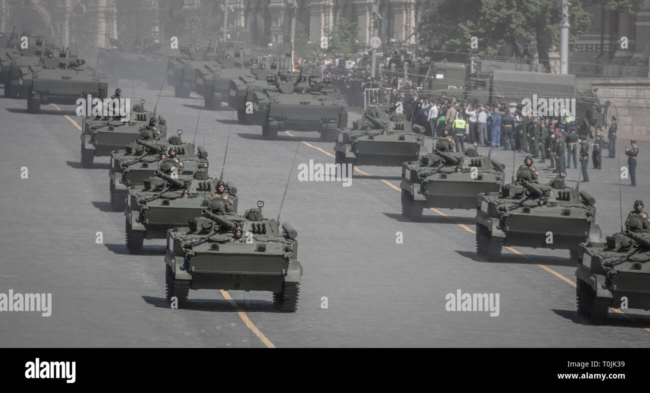 BMP-3 & Kurganets-25 lasciando la Piazza Rossa durante la vittoria di Mosca parata del giorno. Foto Stock