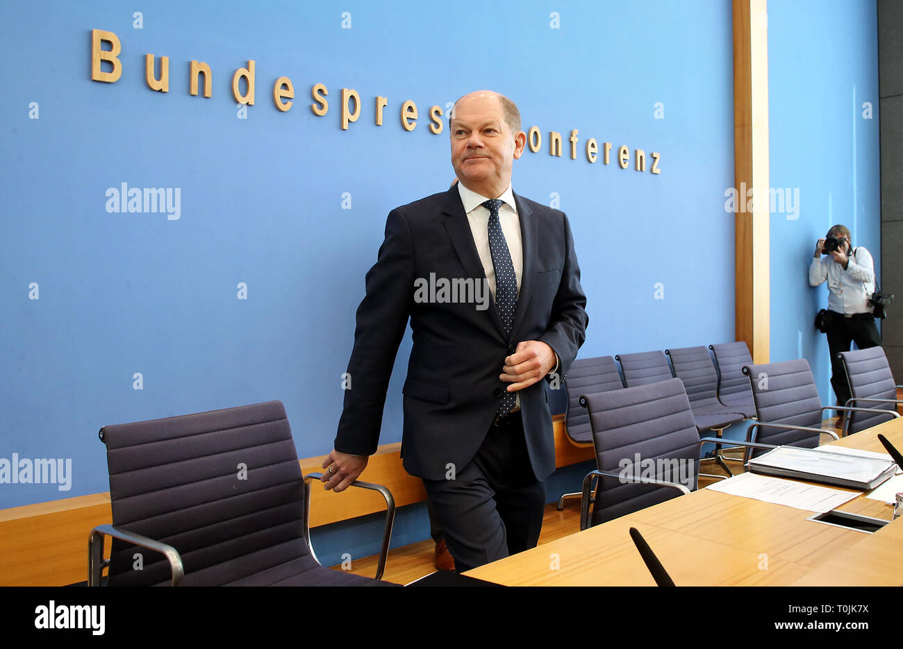 19 marzo 2019, a Berlino: Olaf Scholz (SPD), il ministro federale delle finanze, arriva al Federal conferenza stampa per rispondere alle domande sulle figure chiave del bilancio per il 2020 e il piano finanziario fino al 2023. Foto: Wolfgang Kumm/dpa Foto Stock