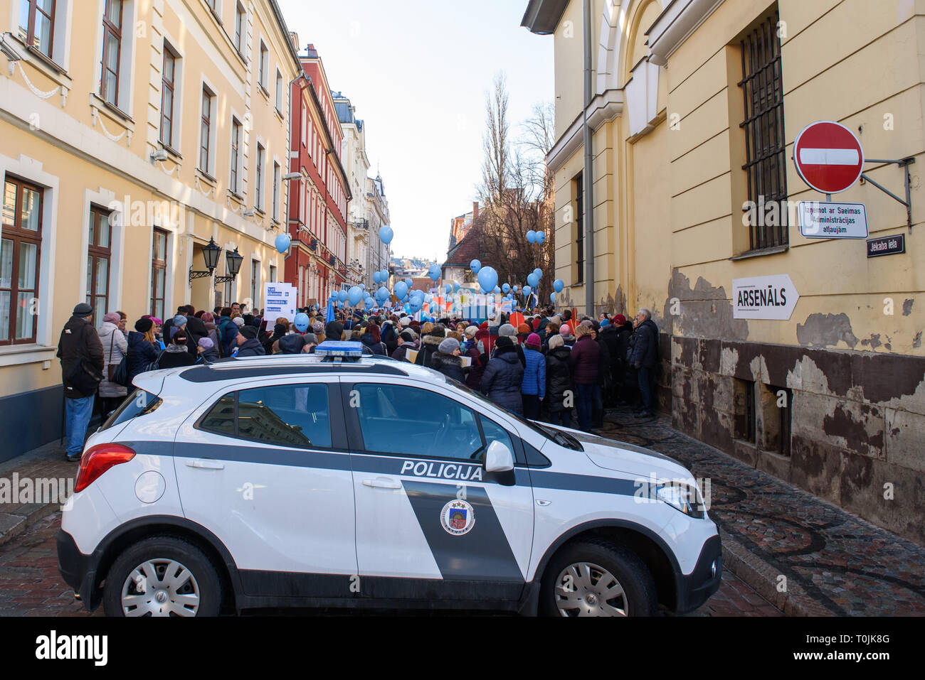 Riga, Lettonia. 20 Mar, 2019. Gli insegnanti partecipano al picchetto, protesta per aumento di stipendio organizzato dal commercio lettone unione di Educazione e Scienza dipendenti (LIZDA) vicino al parlamento lettone (Saeima). Credito: Gints Ivuskans/Alamy Live News Foto Stock