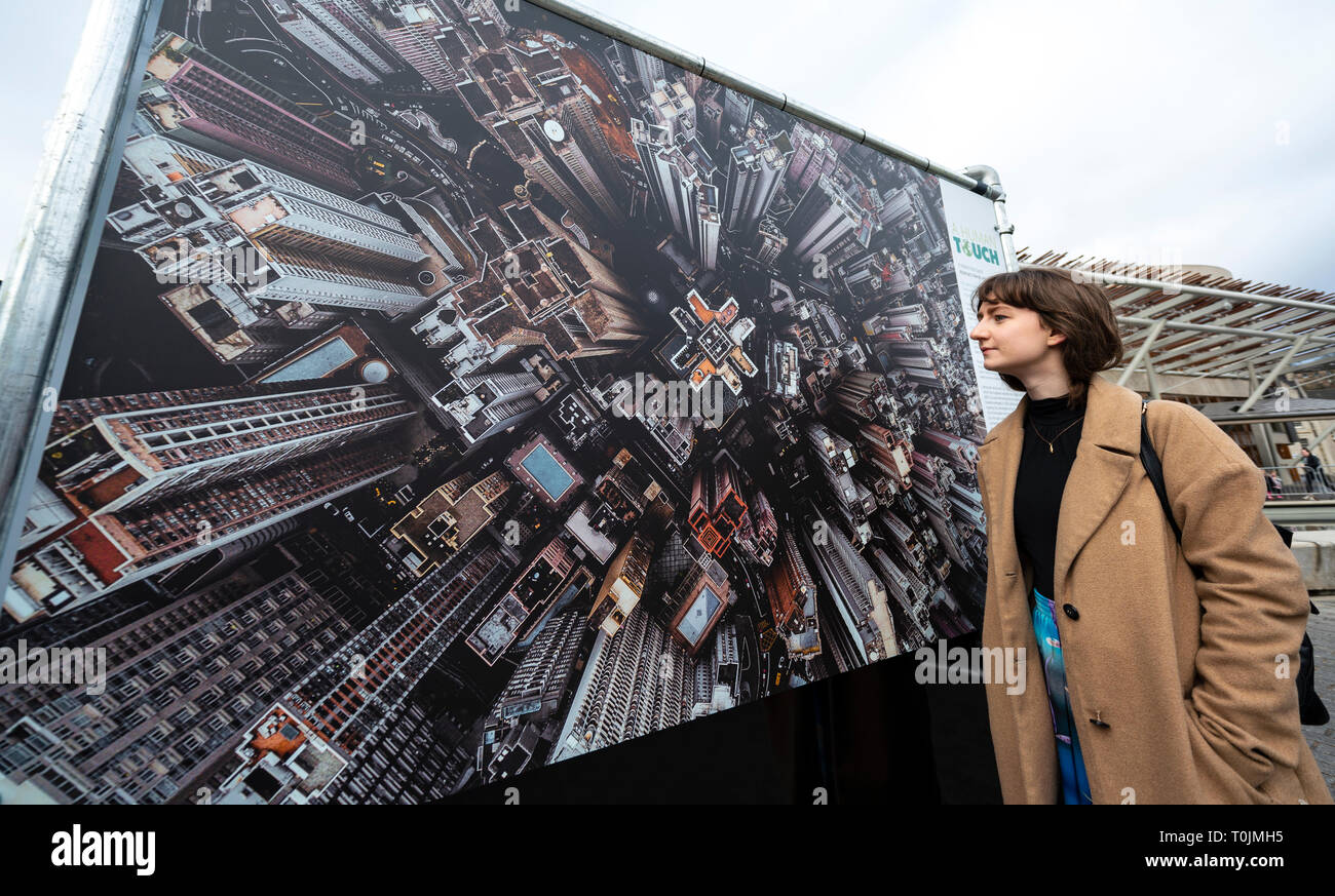 Edimburgo, Scozia, Regno Unito. 20 marzo, 2019. L'apertura di una grande fotografia all'aperto mostra evidenziando l'impatto gli esseri umani hanno sul mondo naturale, chiamato un tocco umano di fronte al parlamento scozzese come parte di Edinburgh Festival della Scienza. Credito: Iain Masterton/Alamy Live News Foto Stock