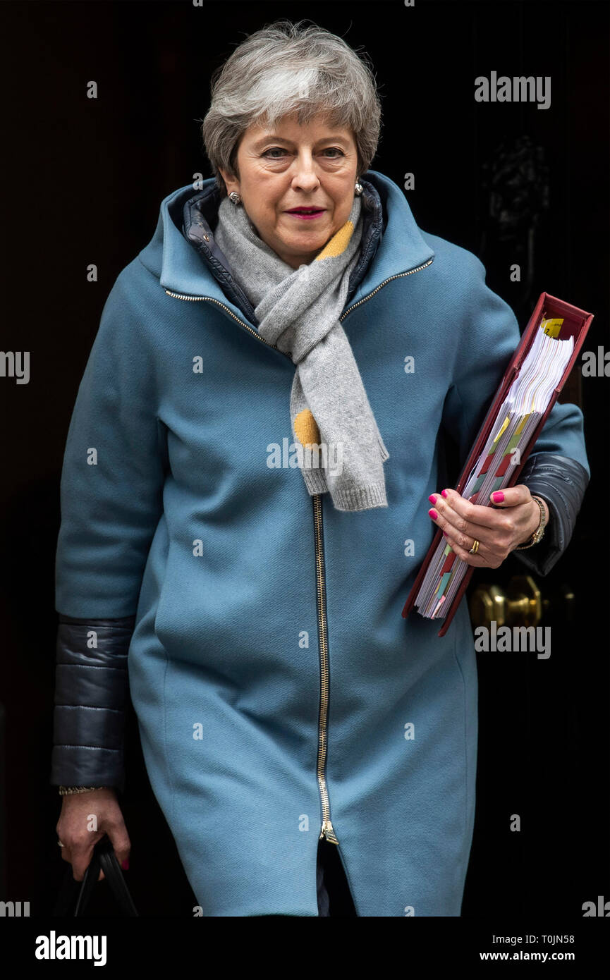 (190320) -- London, Marzo 20, 2019 (Xinhua) -- Primo Ministro britannico Theresa Maggio lascia 10 di Downing Street per il primo ministro di domande nella Camera dei Comuni di Londra, Gran Bretagna, 20 marzo 2019. (Xinhua/Ray Tang) Foto Stock