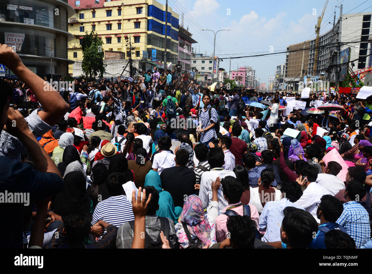 Dacca in Bangladesh. 20 mar 2019. Gli studenti del Bangladesh continuare il blocco strada durante una protesta studentesca a seguito della morte del Bangladesh università di professionisti Abrar studente Ahmed Chowdhury in un incidente stradale il 19 Marzo a Dhaka, nel Bangladesh. Il 20 marzo 2019 Credit: Mamunur Rashid/Alamy Live News Foto Stock