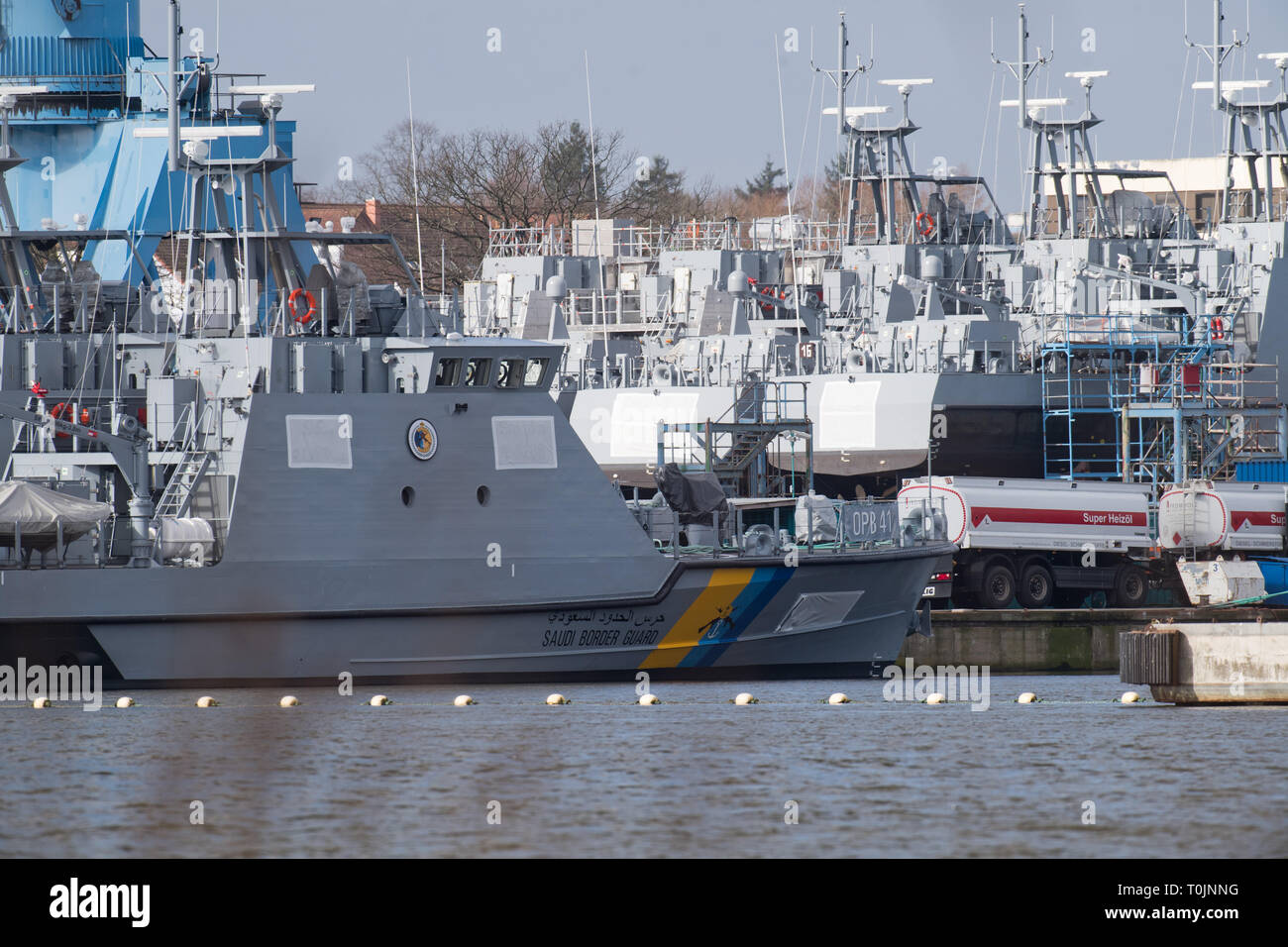 Wolgast, Germania. Xix Mar, 2019. Per la protezione delle zone costiere di imbarcazioni per Arabia Saudita si trovano sul cantiere locali del cantiere navale Peene in Wolgast, che appartiene al cantiere di Lürssen gruppo. La Wolgast cantiere navale che è stata colpita dal divieto di esportazione dal 2018, non è ancora in grado di offrire la pattuglia delle imbarcazioni destinate per l'Arabia Saudita. Secondo la società, questo non solo avrà un impatto negativo sulla situazione occupazionale del cantiere e dei suoi fornitori, ma anche sul previsto fatturato e fatturato. Credito: Stefan Sauer/dpa-Zentralbild/dpa/Alamy Live News Foto Stock