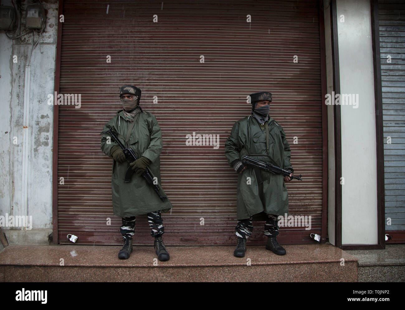 Srinagar Kashmir. 20 Mar, 2019. Indiano soldati paramilitari posizionarsi al di fuori di un negozio chiuso durante il blocco di protezione a Srinagar, la capitale estiva ofKashmir, Marzo 20, 2019. La vita normale nella maggioranza musulmana aree dell'irrequieta India-Kashmir controllato il mercoledì sono rimasti colpiti a causa di uno sciopero sulla pena di morte di un insegnante della scuola. La chiamata per sciopero è stato dato dalla regione di gruppi separatisti sotto il vessillo della resistenza comune Leadership (JRL). Credito: Javed Dar/Xinhua/Alamy Live News Foto Stock
