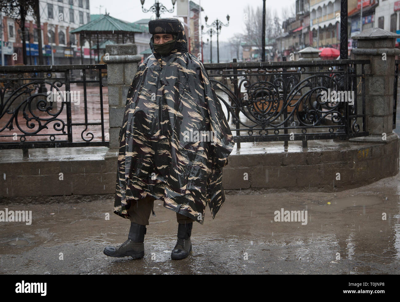 Srinagar Kashmir. 20 Mar, 2019. Un indiano soldato paramilitare sta di guardia in un mercato chiuso posto durante il blocco di protezione a Srinagar, la capitale estiva ofKashmir, Marzo 20, 2019. La vita normale nella maggioranza musulmana aree dell'irrequieta India-Kashmir controllato il mercoledì sono rimasti colpiti a causa di uno sciopero sulla pena di morte di un insegnante della scuola. La chiamata per sciopero è stato dato dalla regione di gruppi separatisti sotto il vessillo della resistenza comune Leadership (JRL). Credito: Javed Dar/Xinhua/Alamy Live News Foto Stock