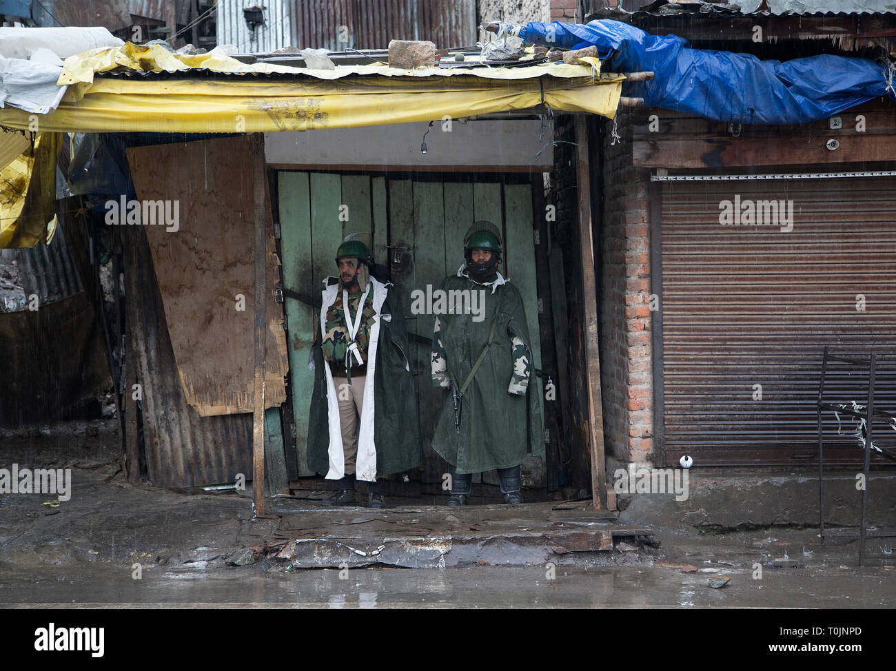 Srinagar Kashmir. 20 Mar, 2019. Indiano soldati paramilitari posizionarsi al di fuori di un negozio chiuso durante il blocco di protezione a Srinagar, la capitale estiva ofKashmir, Marzo 20, 2019. La vita normale nella maggioranza musulmana aree dell'irrequieta India-Kashmir controllato il mercoledì sono rimasti colpiti a causa di uno sciopero sulla pena di morte di un insegnante della scuola. La chiamata per sciopero è stato dato dalla regione di gruppi separatisti sotto il vessillo della resistenza comune Leadership (JRL). Credito: Javed Dar/Xinhua/Alamy Live News Foto Stock