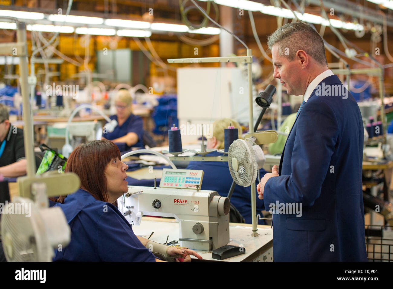 Larbert, Falkirk, Regno Unito. 20 Mar, 2019. Derek Mackay, Cabinet Segretario per le finanze, economia e fiera visite di lavoro di una impresa sociale di commentare le ultime statistiche del PIL e di conoscere il loro lavoro a sostegno di adulti con differenti disabilità nel lavoro. C'era una sala consiglio la discussione seguita da una fabbrica tour mostrando i vari prodotti attualmente fabbricati. Credito: Colin Fisher/Alamy Live News Foto Stock