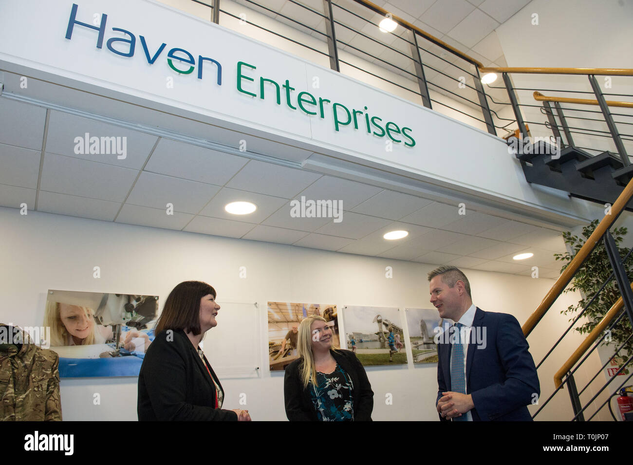 Larbert, Falkirk, Regno Unito. 20 Mar, 2019. Derek Mackay, Cabinet Segretario per le finanze, economia e fiera visite di lavoro di una impresa sociale di commentare le ultime statistiche del PIL e di conoscere il loro lavoro a sostegno di adulti con differenti disabilità nel lavoro. C'era una sala consiglio la discussione seguita da una fabbrica tour mostrando i vari prodotti attualmente fabbricati. Credito: Colin Fisher/Alamy Live News Foto Stock