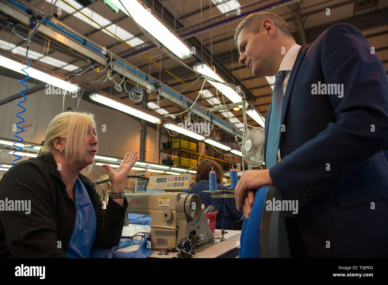 Larbert, Falkirk, Regno Unito. 20 Mar, 2019. Derek Mackay, Cabinet Segretario per le finanze, economia e fiera visite di lavoro di una impresa sociale di commentare le ultime statistiche del PIL e di conoscere il loro lavoro a sostegno di adulti con differenti disabilità nel lavoro. C'era una sala consiglio la discussione seguita da una fabbrica tour mostrando i vari prodotti attualmente fabbricati. Credito: Colin Fisher/Alamy Live News Foto Stock