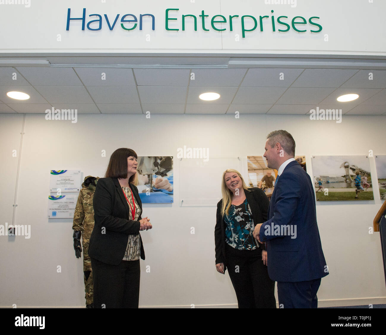 Larbert, Falkirk, Regno Unito. 20 Mar, 2019. Derek Mackay, Cabinet Segretario per le finanze, economia e fiera visite di lavoro di una impresa sociale di commentare le ultime statistiche del PIL e di conoscere il loro lavoro a sostegno di adulti con differenti disabilità nel lavoro. C'era una sala consiglio la discussione seguita da una fabbrica tour mostrando i vari prodotti attualmente fabbricati. Credito: Colin Fisher/Alamy Live News Foto Stock