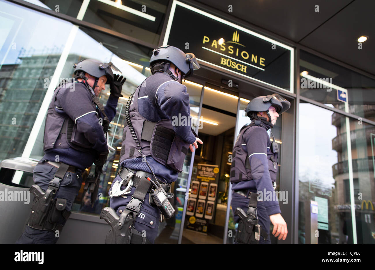 Il 20 marzo 2019, della Renania settentrionale-Vestfalia, Düsseldorf: poliziotti sono in piedi di fronte ad un ingresso di un supermercato nel centro della citta'. Una vettura di break-in ha portato a un'operazione di polizia in un supermercato nel mezzo del centro della città di Düsseldorf. Il presunto ladro è stato catturato e poi entrato nell'edificio con diversi ingressi, un portavoce della polizia ha riferito il Mercoledì. Come risultato, più il personale di emergenza è venuto al supermercato. Se il sospetto di ladro è stato catturato è rimasta poco chiara in prima. Secondo il portavoce della polizia, la task force non presuppongono che l uomo aveva un arma da fuoco wit Foto Stock